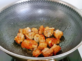 6、油焖大闸蟹,再加入焯水的排骨炒糖色。