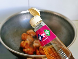 7、油焖大闸蟹,加入料酒翻炒。