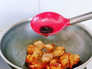 8、油焖大闸蟹,再加入蚝油。