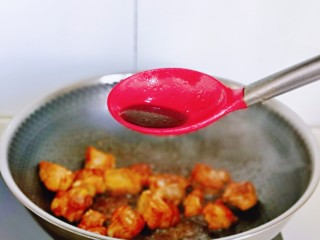 9、油焖大闸蟹,加入生抽，小火翻炒2分钟。