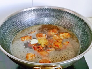 10、油焖大闸蟹,加入纯净水，没过排骨为佳，再加入姜片，大蒜，八角，桂皮，十三香，盖上盖子烧开后，转小火慢炖。