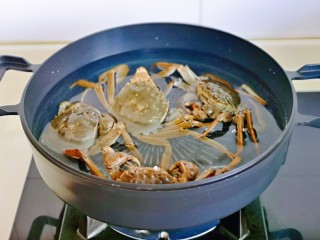 11、油焖大闸蟹,蟹用牙刷洗干净后，放入锅中焯水，这样更卫生一些。