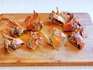 12、油焖大闸蟹,捞出切开，一切二即可。
