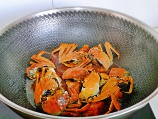 13、油焖大闸蟹,大约炖了35分钟，排骨酥烂啦！将蟹摆放再排骨上面，小火继续炖煮10分钟。