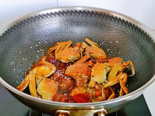 14、油焖大闸蟹,10分钟后蟹好啦，大火收汁至浓稠，撒上白芝麻关火出锅。