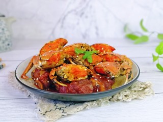 15、油焖大闸蟹,盛出装盘，点缀一个香菜叶。