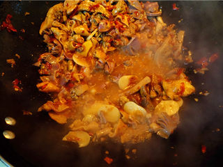 9、爆炒鸡杂,炒至鸡杂变色。