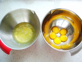 2、原味戚风蛋糕（8寸基础戚风超详细版）,盆里要干净要无水无油，小心分离蛋白和蛋黄。
