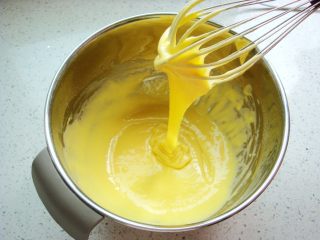 7、原味戚风蛋糕（8寸基础戚风超详细版）,呈“Z”字形搅拌均匀至无颗粒。