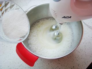 8、原味戚风蛋糕（8寸基础戚风超详细版）,制作蛋白糊：（先把烤箱预热上140度下120度）蛋白里倒入柠檬汁加入剩余的70克白砂糖（分三次加入）先用电动打蛋器打到鱼泡泡状加入一小部分。