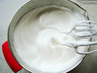 10、原味戚风蛋糕（8寸基础戚风超详细版）,提起打蛋器观察蛋白状态：呈现完全直立的尖尖的角就好了。（千万注意要打发到位，不要有一点点的弯弯，很关键哦）