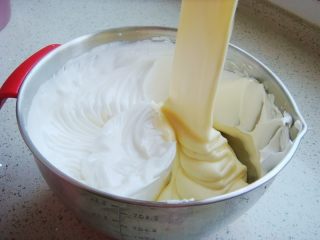 12、原味戚风蛋糕（8寸基础戚风超详细版）,呈“J”字形翻拌，不可划圈避免消泡。翻拌均匀后倒入剩下的蛋白中，继续翻拌均匀。