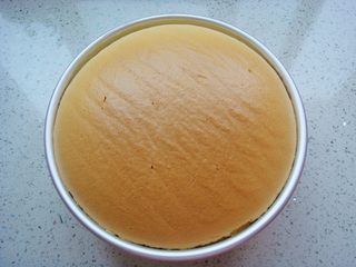 15、原味戚风蛋糕（8寸基础戚风超详细版）,烤好取出蛋糕，在台面上镇几下，镇出热气，倒扣晾凉后脱模。