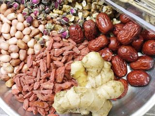 1、玫瑰坚果姜枣膏,材料也没有很精确
