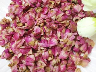 3、玫瑰坚果姜枣膏,金边玫瑰剥好用水泡一下