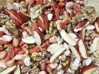 5、玫瑰坚果姜枣膏,把材料切好洗干净 沥干水 我用榨汁机打碎.然后把所有材料放入隔水炖锅。熬制八个小时出锅 