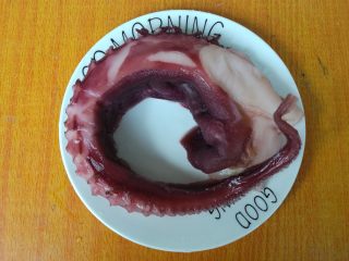 2、鲜香麻辣章鱼足,章鱼足自然解冻，清洗干净。