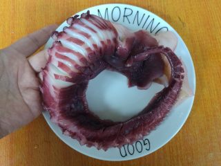 3、鲜香麻辣章鱼足,切成连刀片，（上面切片，底部相连），章鱼足解冻后饱满肥硕，柔韧十足。如果刀工不好，可以在章鱼足底部垫两根筷子，也可以根据个人喜欢切成片，条，