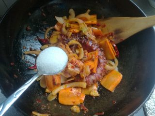 10、鲜香麻辣章鱼足,加入少量盐调味，加入一勺糖提鲜。烤箱提前预热上下火175度10分钟。