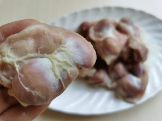 2、辣炒鸡胗,将鸡胗里里外外清洗干净，把表面上的白色筋膜去除，再看看里面有没有没去干净的“黄衣”，也要清洗干净。
