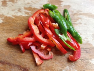 5、辣炒鸡胗,青、红辣椒分别切成条。