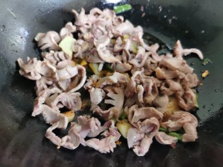 10、辣炒鸡胗,等辣酱炒出红油后，加入鸡胗。