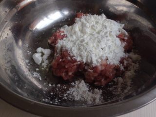 2、萝卜丝肉丸汤,加入油、盐、料酒、胡椒粉、糖和生粉调好味