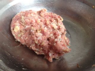 3、萝卜丝肉丸汤,加入切成小粒的香菇，拌匀后，摔60下，起胶