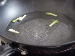 7、萝卜丝肉丸汤,加入热水