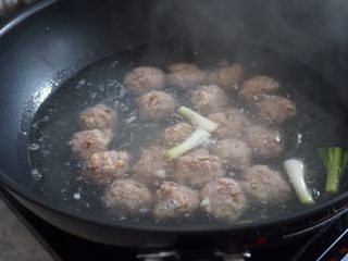 8、萝卜丝肉丸汤,加入肉丸煮10分钟左右