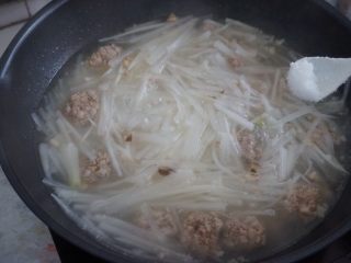 10、萝卜丝肉丸汤,煮几分钟左右，加入盐调味