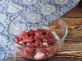 1、菠萝咕噜肉,猪肉洗净切成小块，加入料酒、胡椒粉、盐、椒盐抓匀腌制半小时