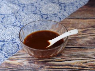 3、菠萝咕噜肉,把酱汁材料放入碗中搅拌均匀调成酱汁备用