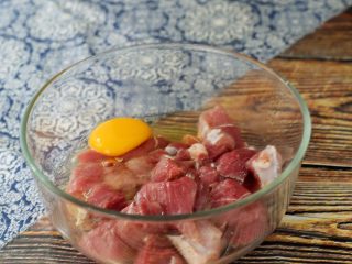 4、菠萝咕噜肉,在腌好的肉块中加入鸡蛋