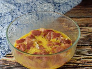 5、菠萝咕噜肉,搅拌均匀后倒入多余的蛋液