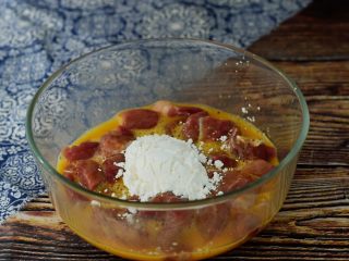 6、菠萝咕噜肉,加入淀粉