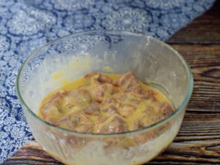 7、菠萝咕噜肉,淀粉不要一次性加入，边加边搅拌，搅拌至每个肉块都沾裹上淀粉即可，如图