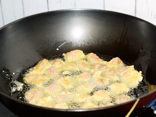 8、菠萝咕噜肉,锅中倒入适量的食用油烧至6-7成热，然后把肉块一个一个的下入油锅中，这样才不会让肉块粘在一起，小火炸至变色定型