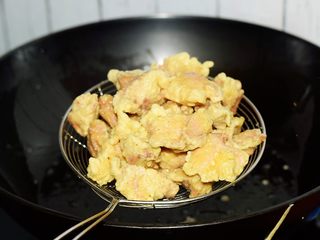 9、菠萝咕噜肉,捞出控油