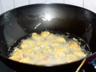 10、菠萝咕噜肉,等锅中油温再次升高时，再把肉块放入复炸至金黄色