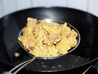 11、菠萝咕噜肉,捞出控油