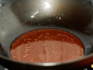 12、菠萝咕噜肉,锅中留底油倒入刚才调好的酱汁，烧至浓稠