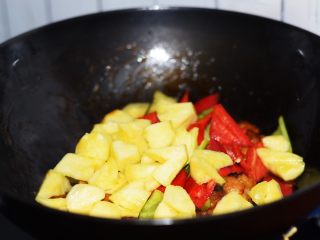 13、菠萝咕噜肉,放入肉块、青红椒、菠萝