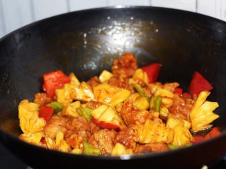 14、菠萝咕噜肉,翻炒至青红椒断生即可
