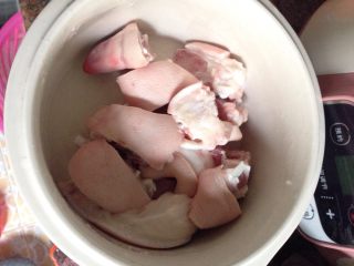 1、猪脚炖红枣枸杞汤,猪脚买的时候让店家砍小块洗净备用