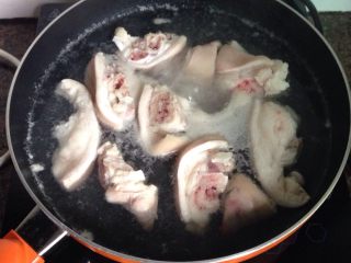 2、猪脚炖红枣枸杞汤,猪脚汆水3分钟后捞起洗净备用