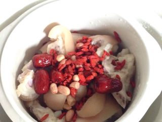 3、猪脚炖红枣枸杞汤,加入洗净的红枣枸杞