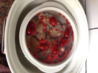 4、猪脚炖红枣枸杞汤,加水放进电炖盅炖3小时即可。吃之前加盐调味。