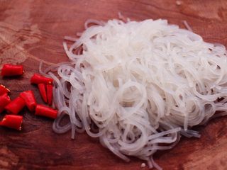 2、五花肉醋溜绿豆芽,把焯熟的粉条用刀拦几下，小米椒切成丁。