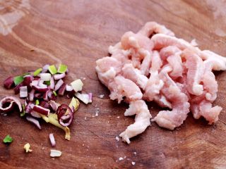 3、五花肉醋溜绿豆芽,把洋葱切碎，把五花肉切成条。